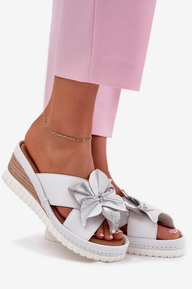 Discount Skórzane Klapki Damskie Na Koturnie Z Ozdobnym Kwiatem 54C0538 Biało-Srebrne Damskie Klapki Na Koturnie|Klapki Damskie Klasyczne