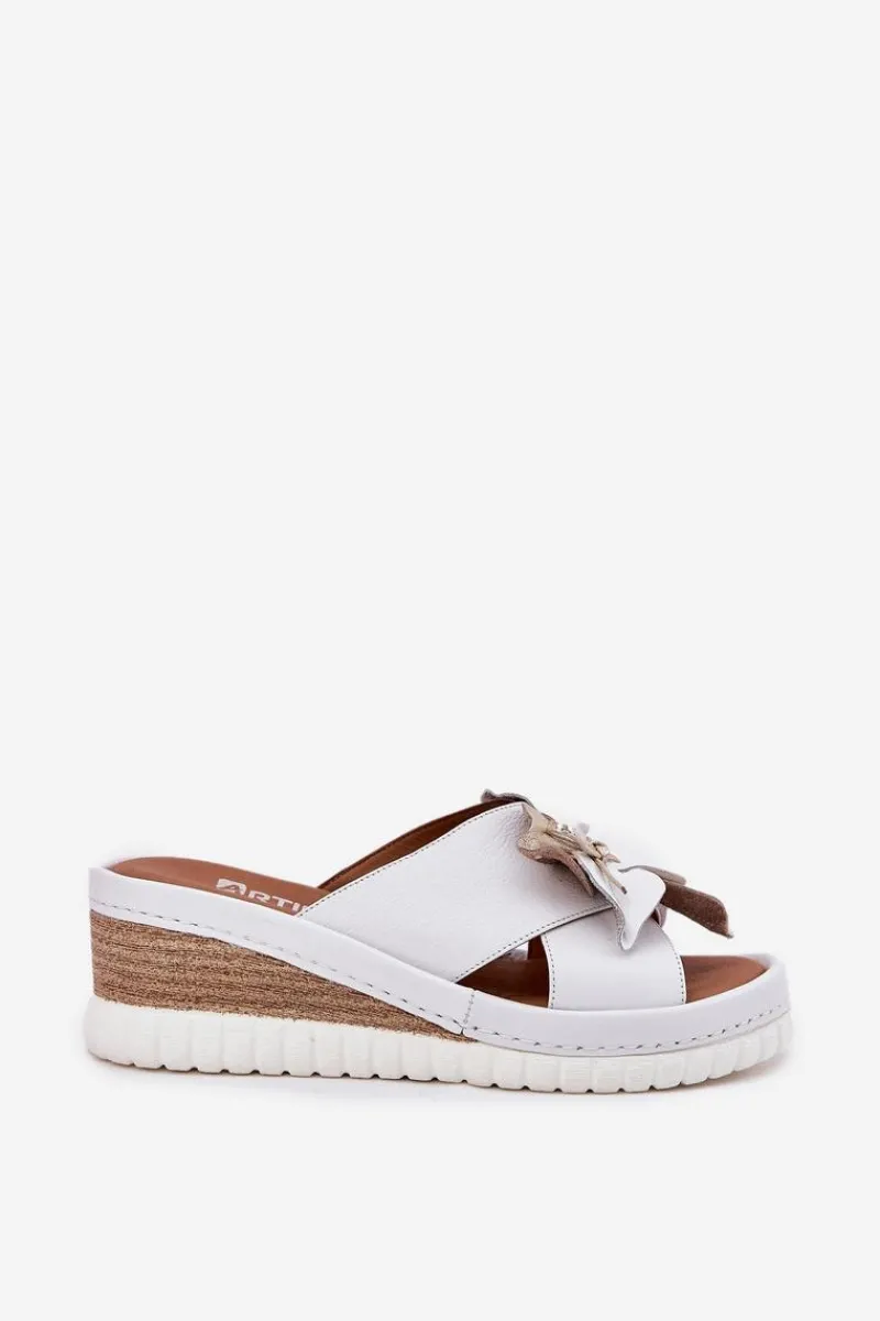 Discount Artiker Skórzane Klapki Damskie Na Koturnie Z Ozdobnym Kwiatem 52C0537 Białe Biały