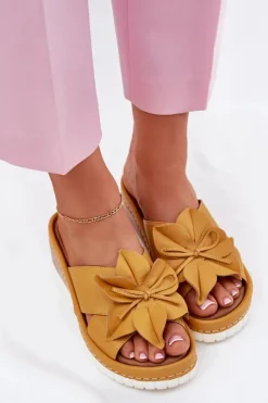 Klapki Na Koturnie|Klapki Damskie Klasyczne>Artiker Skórzane Klapki Damskie Na Koturnie Z Ozdobnym Kwiatem 52C0504 Żółte Żółty