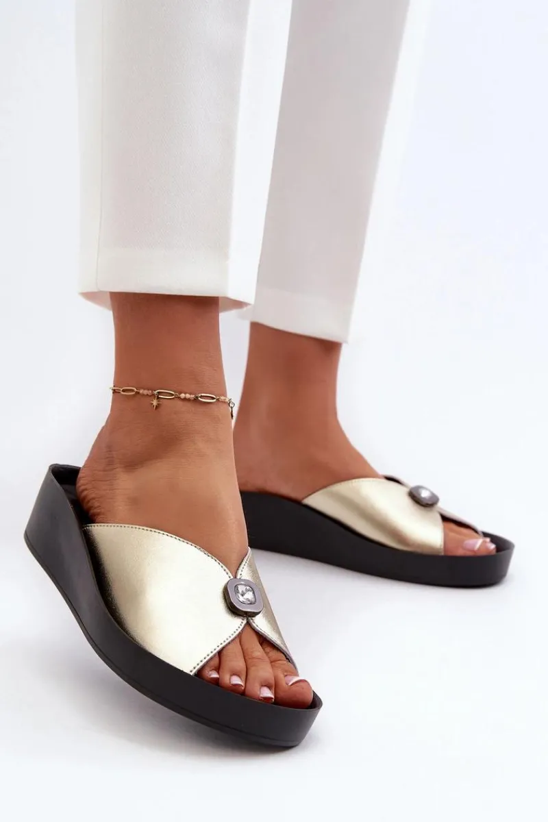 New Skórzane Klapki Damskie Z Ozdobą Złote S.Barski KV27-027 Damskie Klapki Na Koturnie|Klapki Damskie Klasyczne