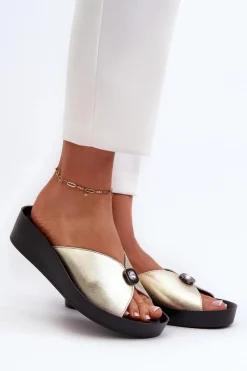 New Skórzane Klapki Damskie Z Ozdobą Złote S.Barski KV27-027 Damskie Klapki Na Koturnie|Klapki Damskie Klasyczne