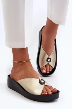 New Skórzane Klapki Damskie Z Ozdobą Złote S.Barski KV27-027 Damskie Klapki Na Koturnie|Klapki Damskie Klasyczne