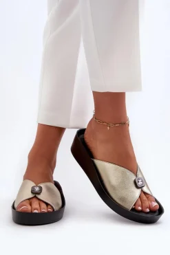 New Skórzane Klapki Damskie Z Ozdobą Złote S.Barski KV27-027 Damskie Klapki Na Koturnie|Klapki Damskie Klasyczne