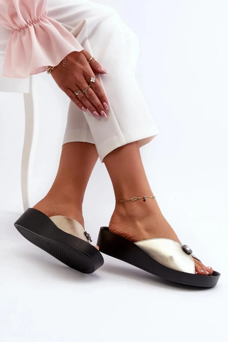 New Skórzane Klapki Damskie Z Ozdobą Złote S.Barski KV27-027 Damskie Klapki Na Koturnie|Klapki Damskie Klasyczne