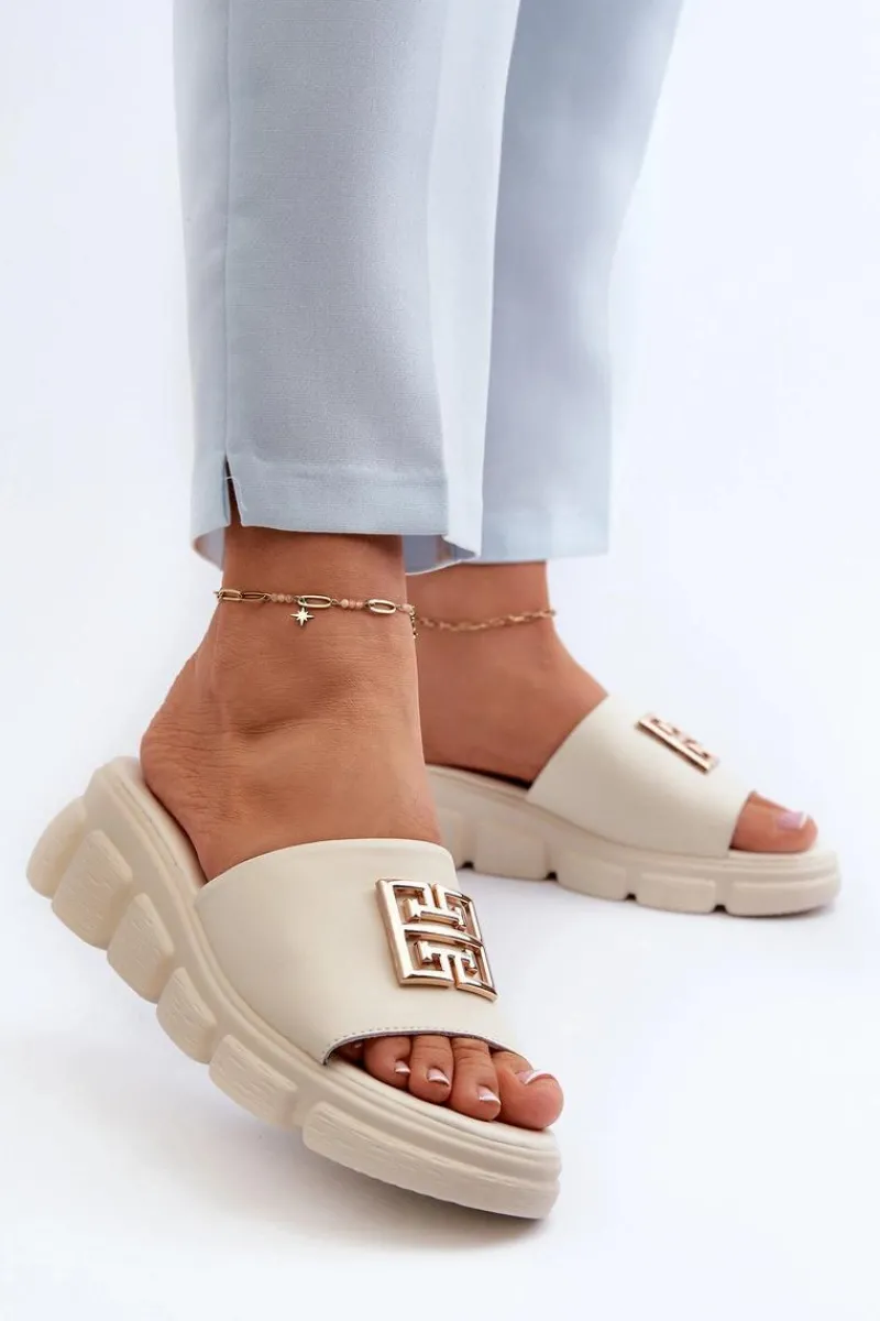 Klapki Na Platformie|Klapki Damskie Klasyczne>Buty damskie Vinceza Skórzane Klapki Damskie Ze Złotą Ozdobą Na Koturnie Vinceza 41444 Beżowe