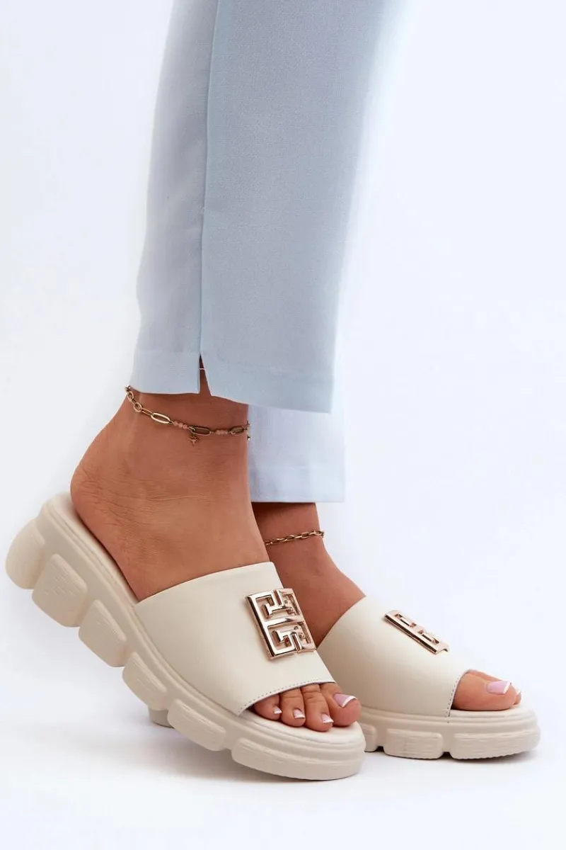 Klapki Na Platformie|Klapki Damskie Klasyczne>Buty damskie Vinceza Skórzane Klapki Damskie Ze Złotą Ozdobą Na Koturnie Vinceza 41444 Beżowe