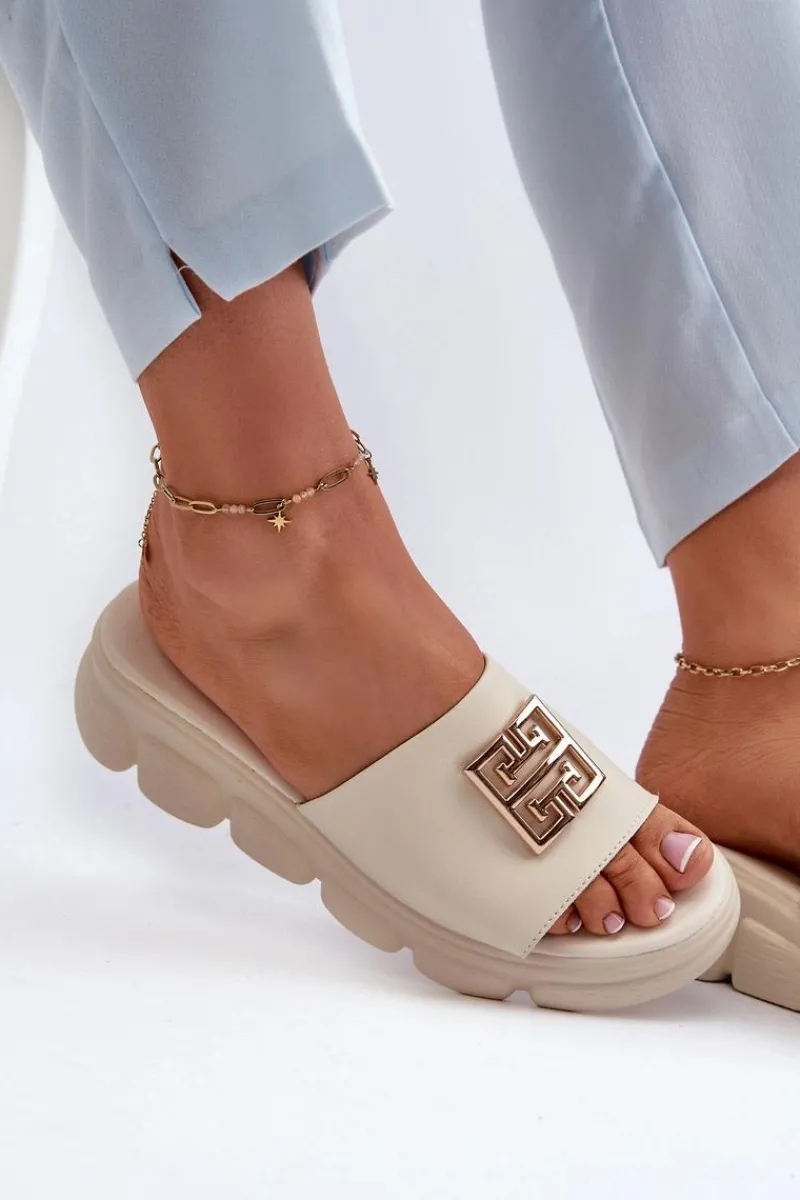 Klapki Na Platformie|Klapki Damskie Klasyczne>Buty damskie Vinceza Skórzane Klapki Damskie Ze Złotą Ozdobą Na Koturnie Vinceza 41444 Beżowe