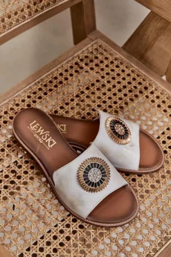 Klapki Damskie Klasyczne></noscript>Boto Skórzane Klapki Z Ozdobą Na Płaskim Obcasie Lewski 3047/O Przecierany Złoty