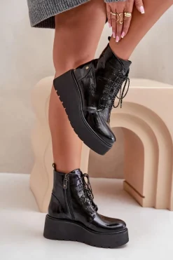 Botki Maciejka|Damskie Trapery>Maciejka Skórzane Lakierowane Botki Na Platformie I Koturnie 06762-01 Czarne