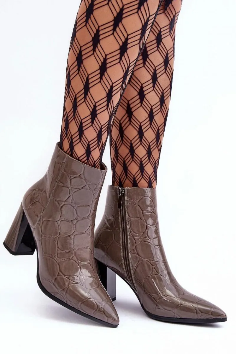 Hot Damskie buty S.Barski Skórzane Lakierowane Botki Na Słupku S.Barski MR870-58 Ciemnobeżowe