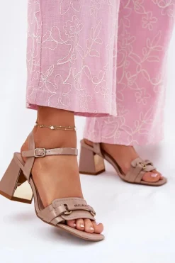 Outlet Evento Skórzane Lakierowane Sandały Damskie Na Słupku Beżowe Mevonelle Beżowy