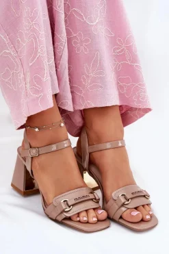Outlet Evento Skórzane Lakierowane Sandały Damskie Na Słupku Beżowe Mevonelle Beżowy
