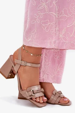 Outlet Evento Skórzane Lakierowane Sandały Damskie Na Słupku Beżowe Mevonelle Beżowy