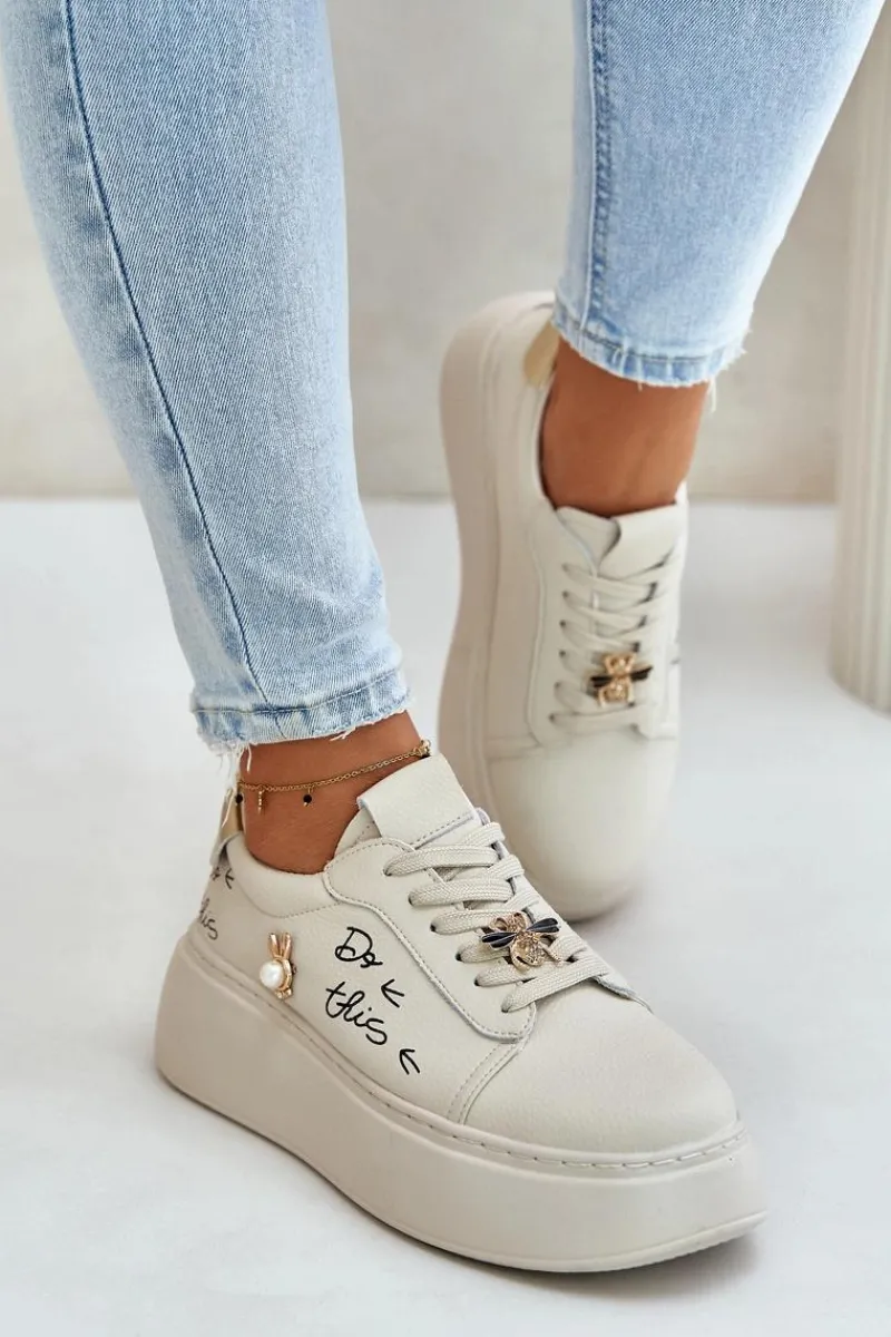 Skórzane Sneakersy Damskie Na Platformie Z Przypinkami I Napisem Vinceza 89102 Beżowe Damskie Sneakersy Damskie