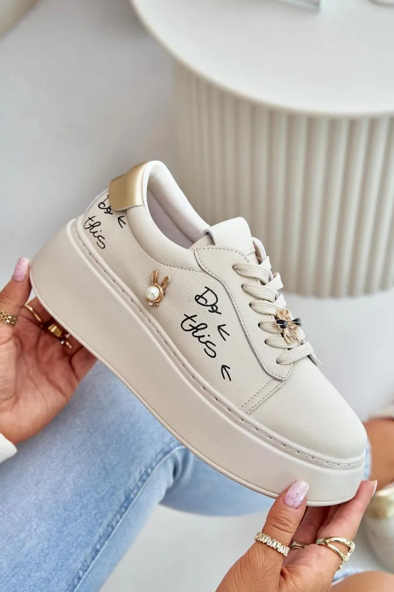 Skórzane Sneakersy Damskie Na Platformie Z Przypinkami I Napisem Vinceza 89102 Beżowe Damskie Sneakersy Damskie