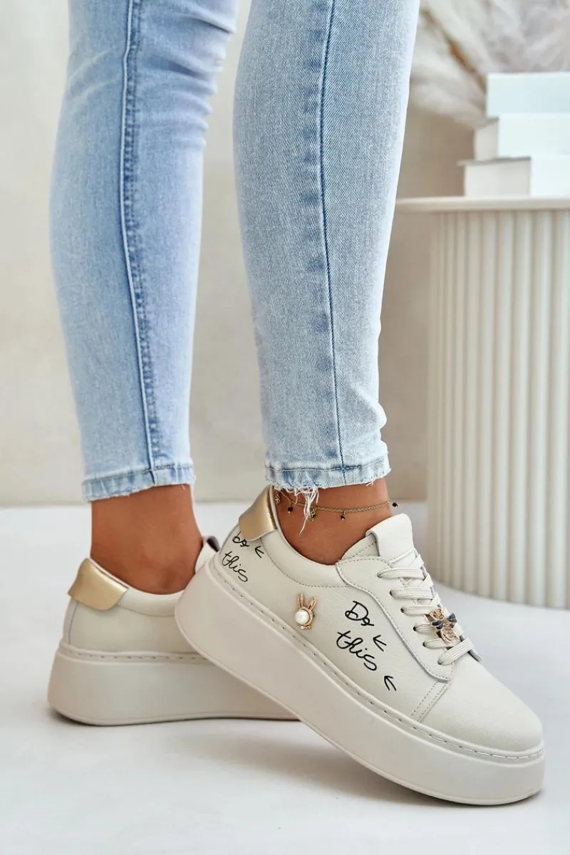 Skórzane Sneakersy Damskie Na Platformie Z Przypinkami I Napisem Vinceza 89102 Beżowe Damskie Sneakersy Damskie