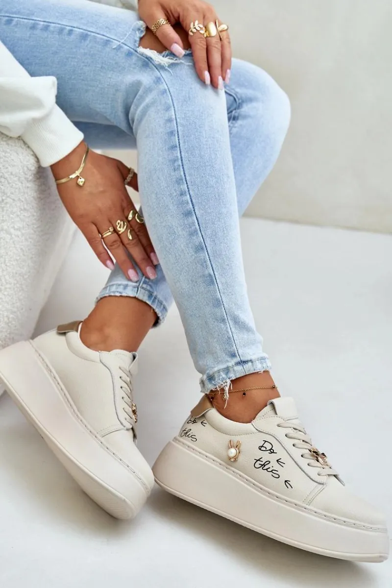 Skórzane Sneakersy Damskie Na Platformie Z Przypinkami I Napisem Vinceza 89102 Beżowe Damskie Sneakersy Damskie