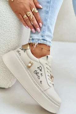 Skórzane Sneakersy Damskie Na Platformie Z Przypinkami I Napisem Vinceza 89102 Beżowe Damskie Sneakersy Damskie