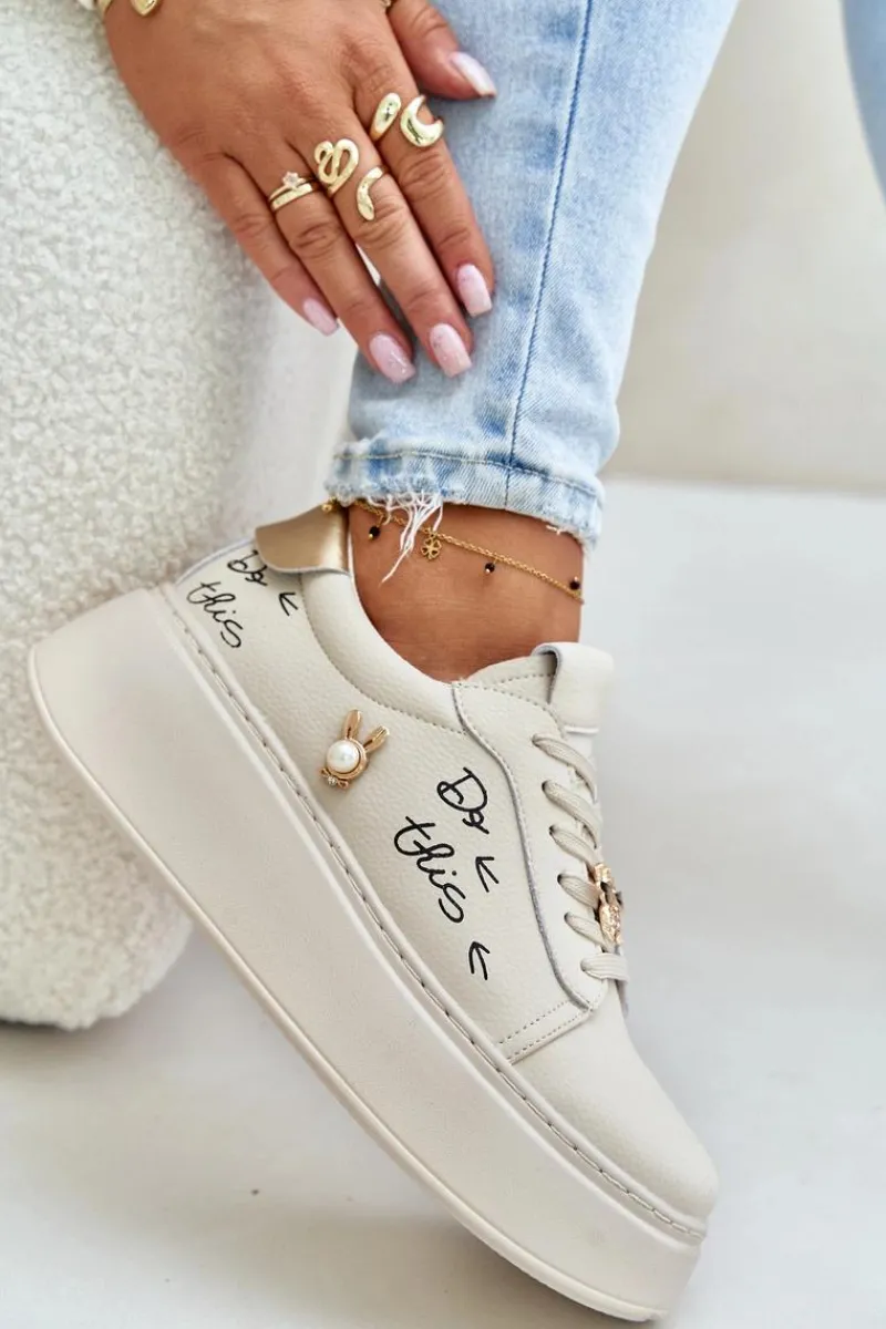 Skórzane Sneakersy Damskie Na Platformie Z Przypinkami I Napisem Vinceza 89102 Beżowe Damskie Sneakersy Damskie