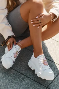 CheBello Skórzane Sneakersy Z Ozdobną Broszką Ananas 4651 Białe