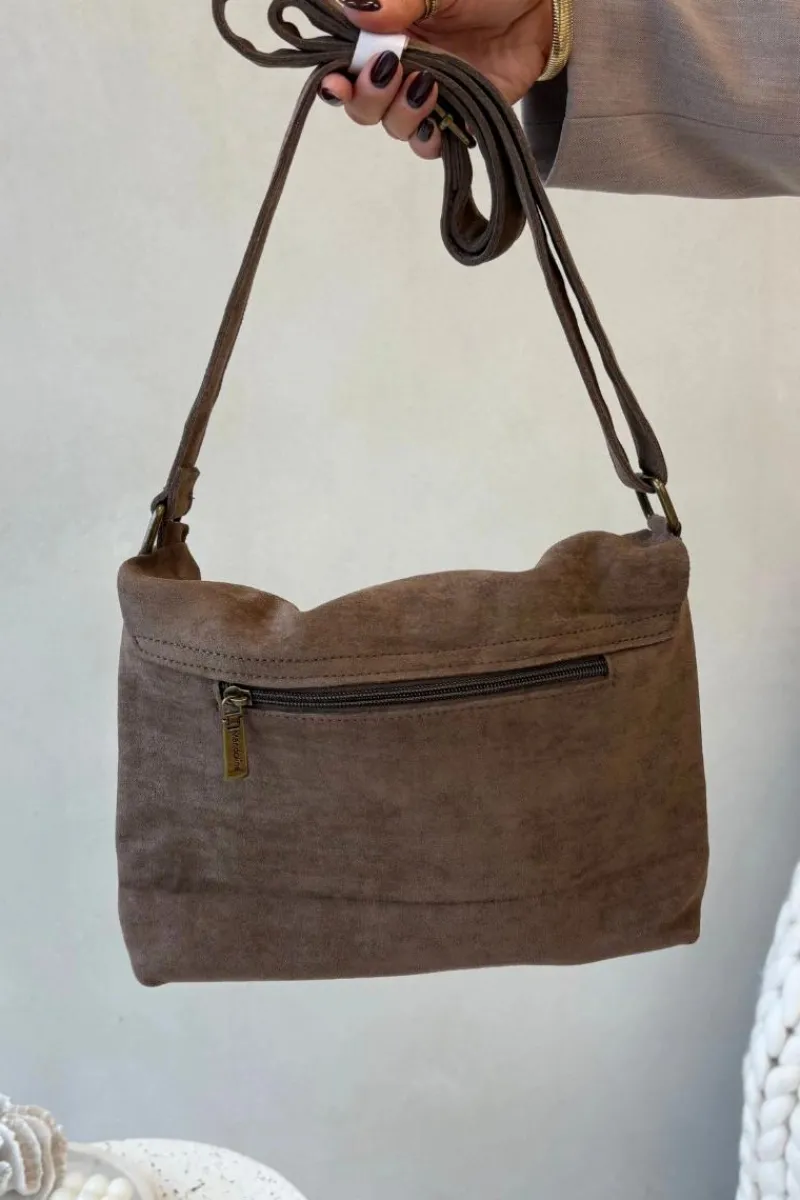 Outlet Torebka Listonoszka Z Eko Zamszu Ciemnobeżowa Carenza Listonoszki