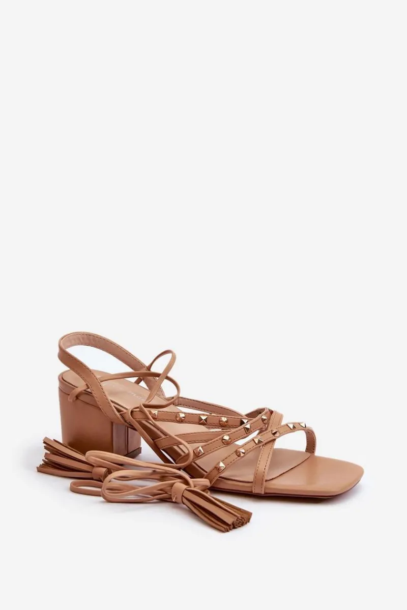 Discount Wiązane Sandały Na Niskim Obcasie Ozdobione Ćwiekami Camel Chrisele Damskie Sandały Na Obcasie