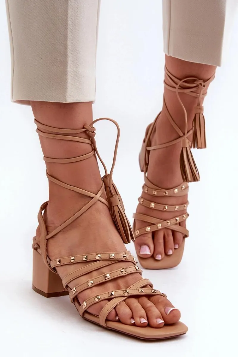 Discount Wiązane Sandały Na Niskim Obcasie Ozdobione Ćwiekami Camel Chrisele Damskie Sandały Na Obcasie
