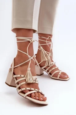 Sale Evento Wiązane Sandały Na Niskim Obcasie Ozdobione Ćwiekami Beżowe Chrisele Beżowy