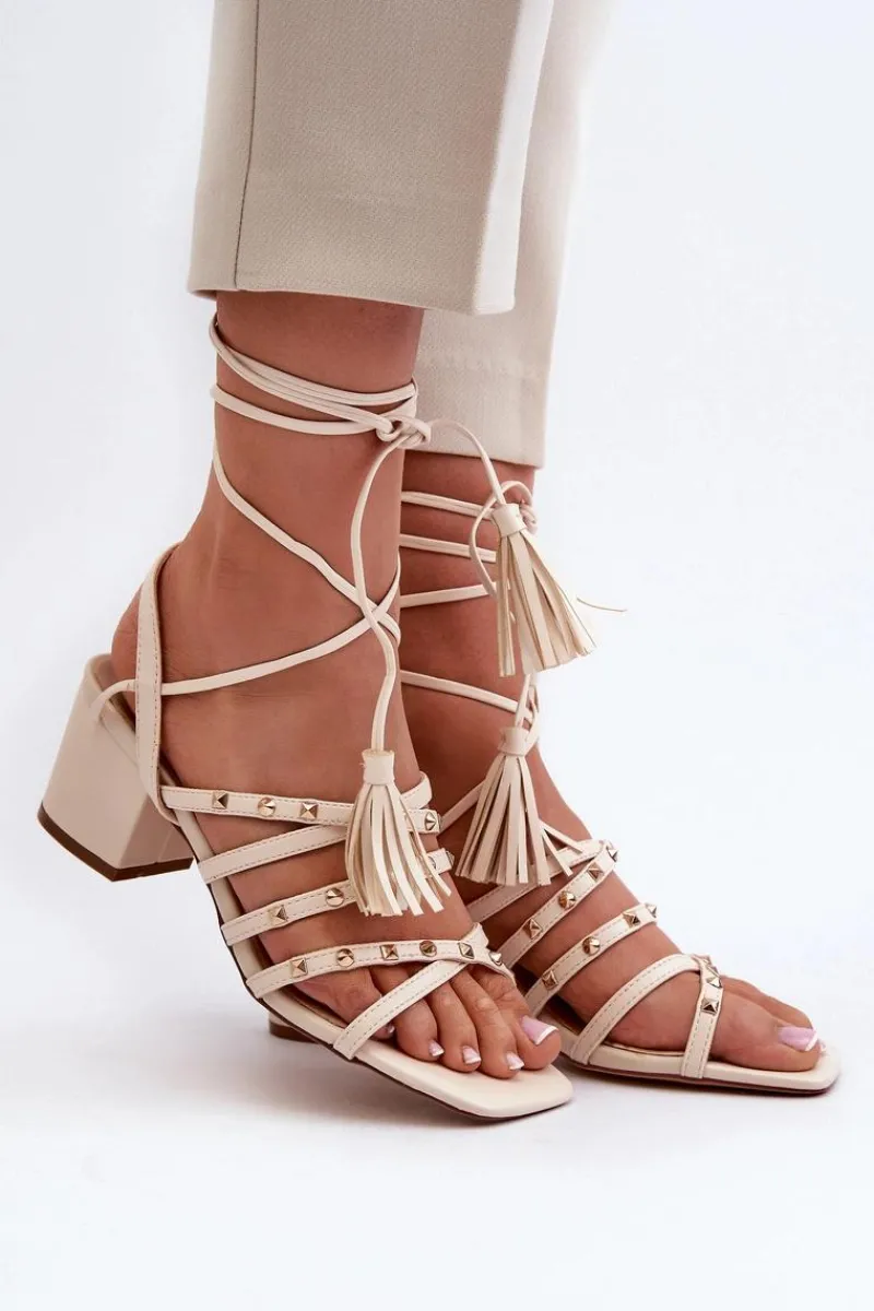 Sale Evento Wiązane Sandały Na Niskim Obcasie Ozdobione Ćwiekami Beżowe Chrisele Beżowy