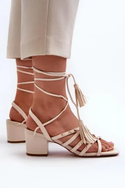 Sale Evento Wiązane Sandały Na Niskim Obcasie Ozdobione Ćwiekami Beżowe Chrisele Beżowy