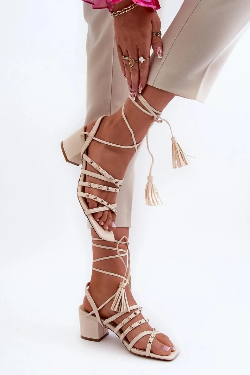 Sale Evento Wiązane Sandały Na Niskim Obcasie Ozdobione Ćwiekami Beżowe Chrisele Beżowy