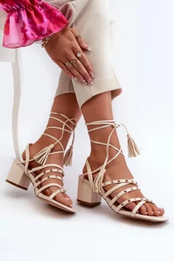 Sale Evento Wiązane Sandały Na Niskim Obcasie Ozdobione Ćwiekami Beżowe Chrisele Beżowy