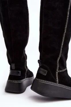 Kozaki Na Koturnie|Kozaki Przed Kolano></noscript>Maciejka Zamszowe Damskie Kozaki Na Masywnej Platformie 06312-01 Czarne