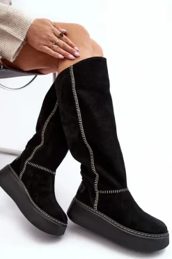 Kozaki Na Koturnie|Kozaki Przed Kolano></noscript>Maciejka Zamszowe Damskie Kozaki Na Masywnej Platformie 06312-01 Czarne