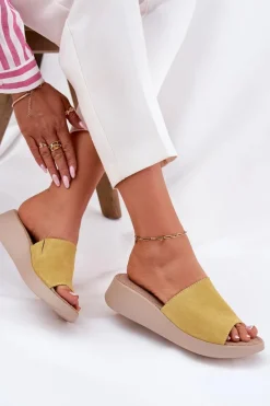 Klapki Na Koturnie|Klapki Damskie Klasyczne></noscript>Panto Fino Zamszowe Klapki Damskie Na Koturnie RR267038 Żółte