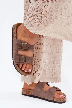 Online Boto Zamszowe Klapki Na Korkowej Podeszwie Z Klamrami Ciemnobeżowe Tavira