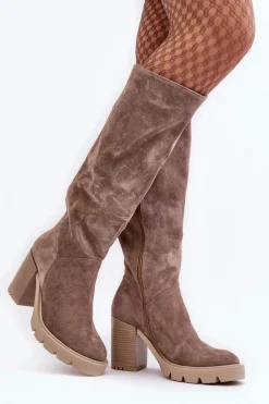 Kozaki Wiosenne|Kozaki Przed Kolano></noscript>Boto Zamszowe Kozaki Damskie Na Słupku Ciemnobeżowe Lewski 3371