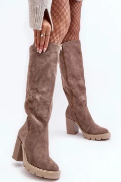 Kozaki Wiosenne|Kozaki Przed Kolano></noscript>Boto Zamszowe Kozaki Damskie Na Słupku Ciemnobeżowe Lewski 3371