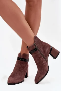 Botki Ocieplane|Botki Skórzane></noscript>D&A Zamszowe Skórzane Botki Damskie Na Słupku Z Ozdobnym Paskiem Ocieplane CR52-650 Brązowe