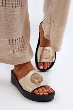 2920 Skórzane Klapki Damskie Na Koturnie Ze Złotym Detalem Złote Damskie Klapki Na Koturnie|Klapki Na Platformie