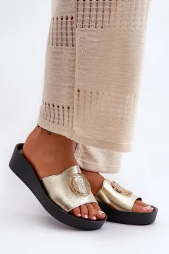 2920 Skórzane Klapki Damskie Na Koturnie Ze Złotym Detalem Złote Damskie Klapki Na Koturnie|Klapki Na Platformie