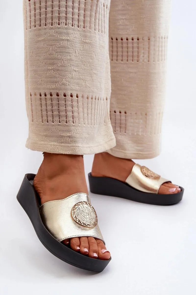 2920 Skórzane Klapki Damskie Na Koturnie Ze Złotym Detalem Złote Damskie Klapki Na Koturnie|Klapki Na Platformie