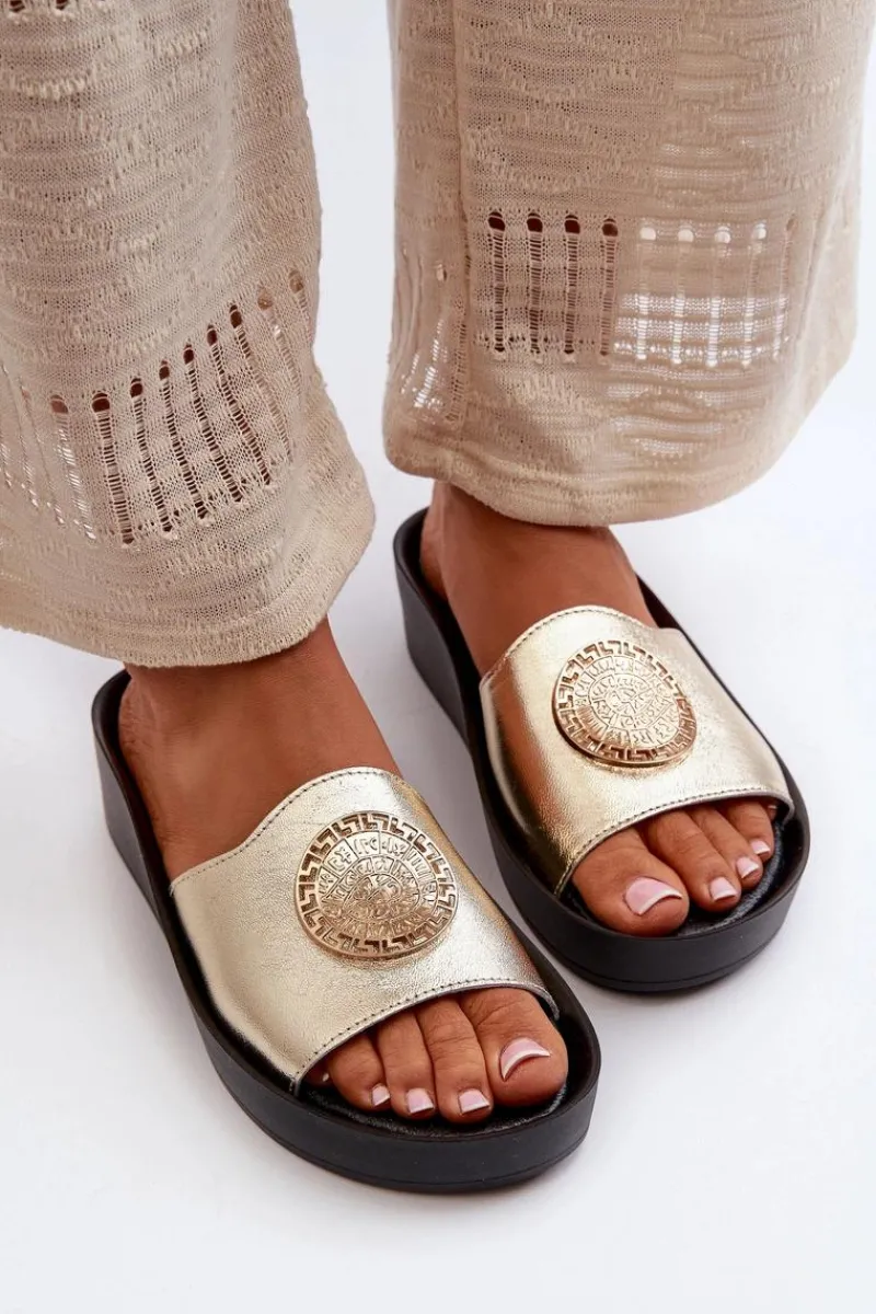 2920 Skórzane Klapki Damskie Na Koturnie Ze Złotym Detalem Złote Damskie Klapki Na Koturnie|Klapki Na Platformie
