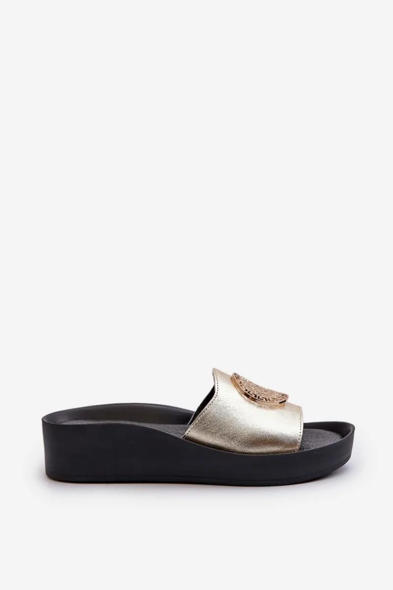 2920 Skórzane Klapki Damskie Na Koturnie Ze Złotym Detalem Złote Damskie Klapki Na Koturnie|Klapki Na Platformie