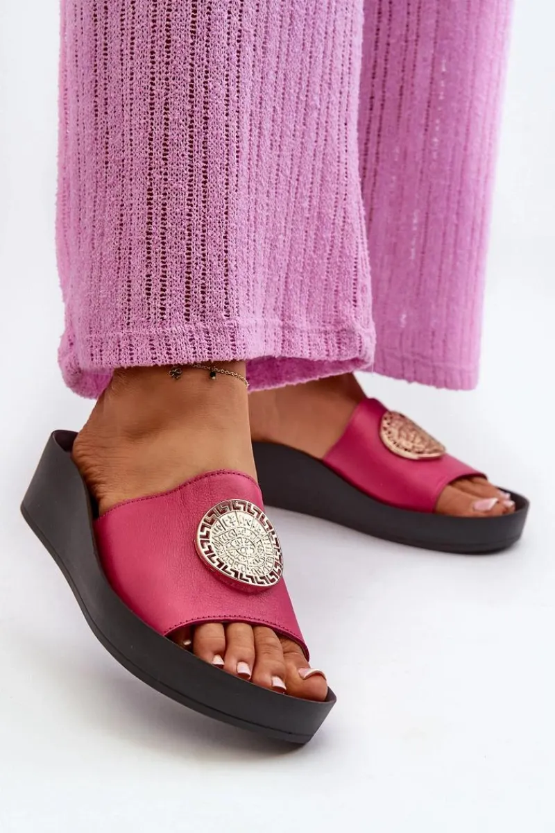 Sale Zazoo 2920 Skórzane Klapki Damskie Na Koturnie Ze Złotym Detalem Fuksja