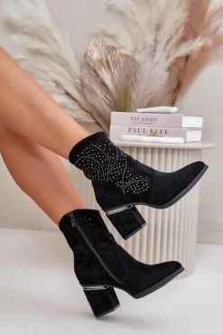 Hot Damskie buty S.Barski Zdobione Ażurowe Botki Damskie Na Słupku Z Eko Zamszu Czarne S.Barski HY42-029 Czarny